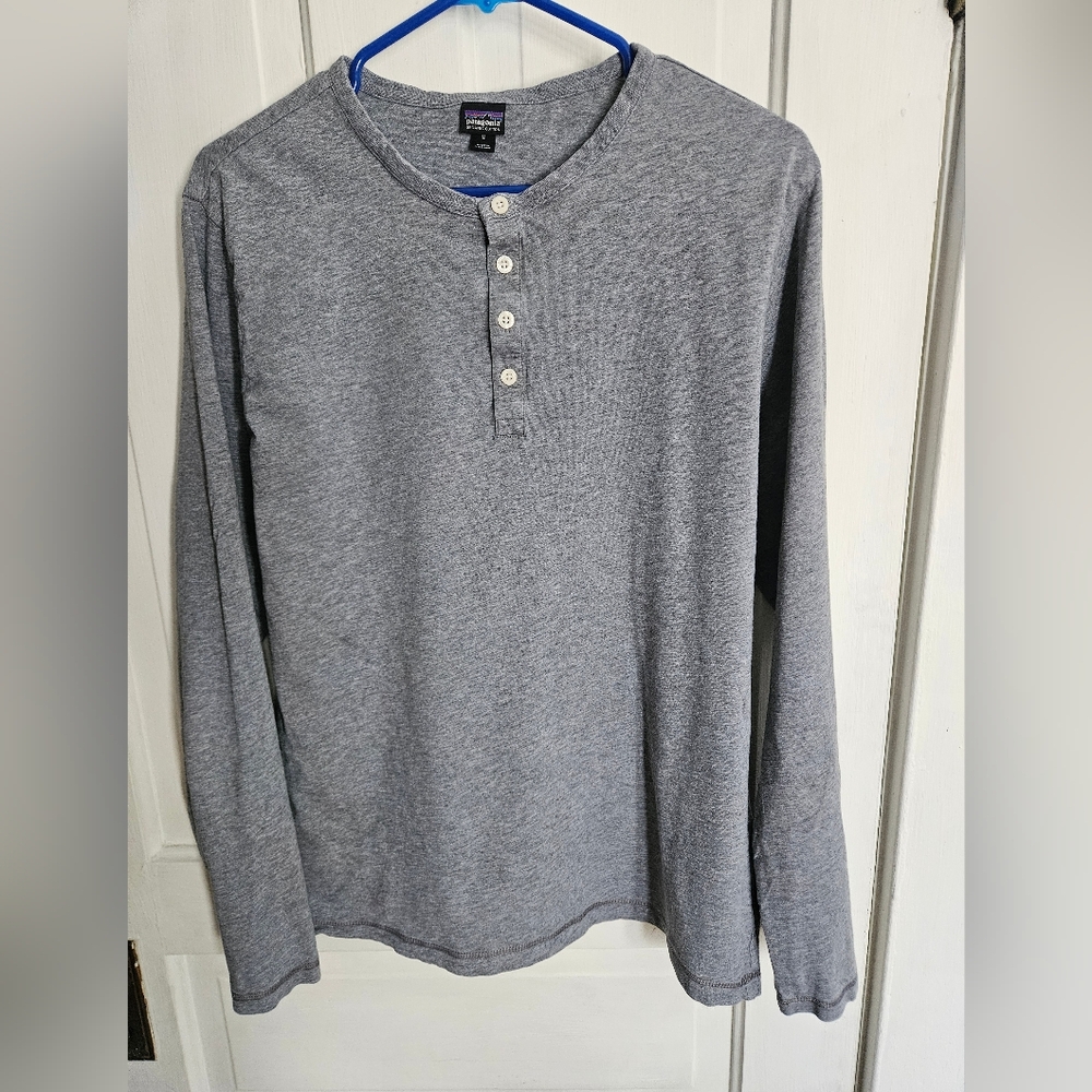 Patagonia Organic Cotton Light Weight Henley.  Size Medium